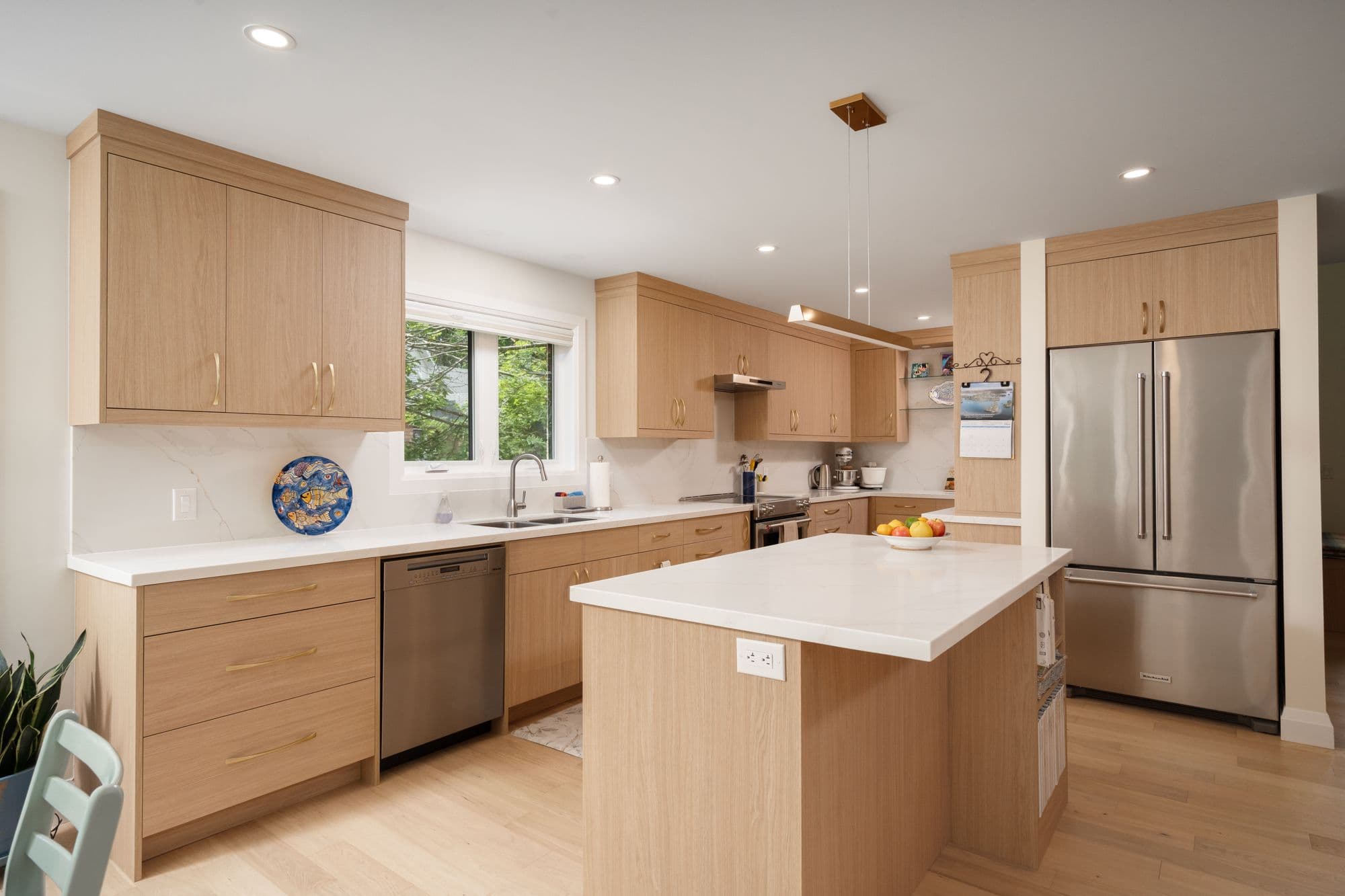 Kitchen Cabinet Materials: Maple, Oak, MDF & Plywood Compared