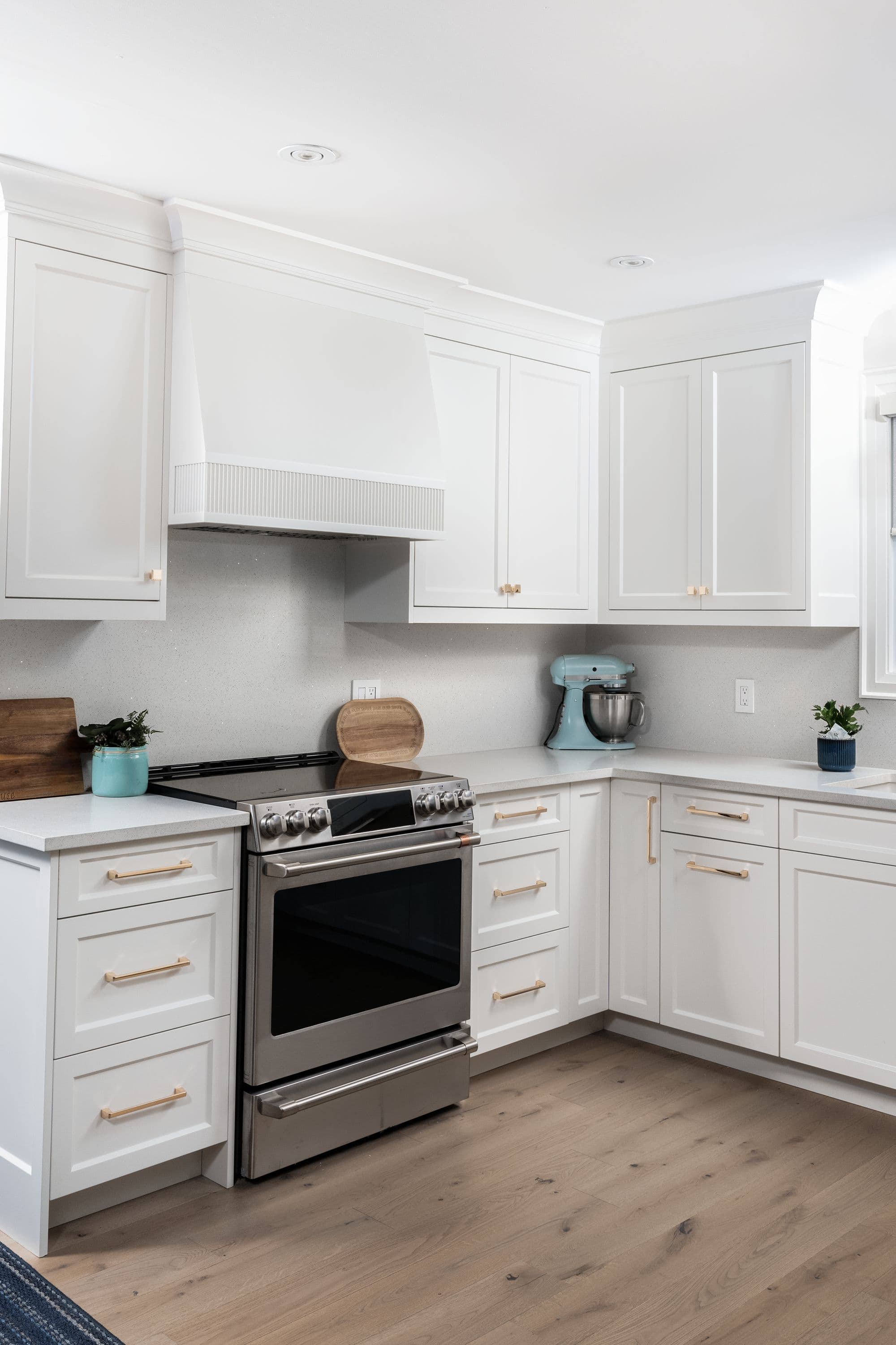 Blue Accent & White - Image 1